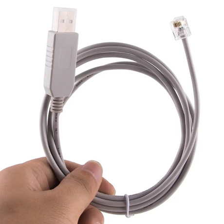 Slimme meter kabel die wordt vastgehouden