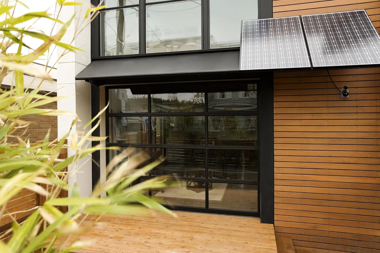 LEDVANCE SMART+ MATTER Outdoor Plug aangesloten op 2 zonnepanelen via buitenstopcontact