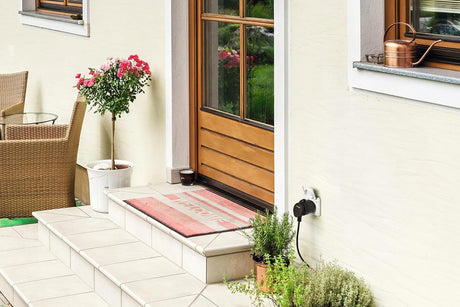 LEDVANCE SMART+ MATTER Outdoor Plug aangesloten op tuinmuur