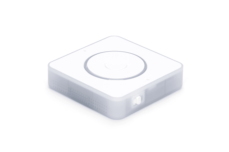 Witte box met een knop, behorend tot de Home Assistant Voice Preview Edition voor lokale en cloud-gebaseerde spraakverwerking.