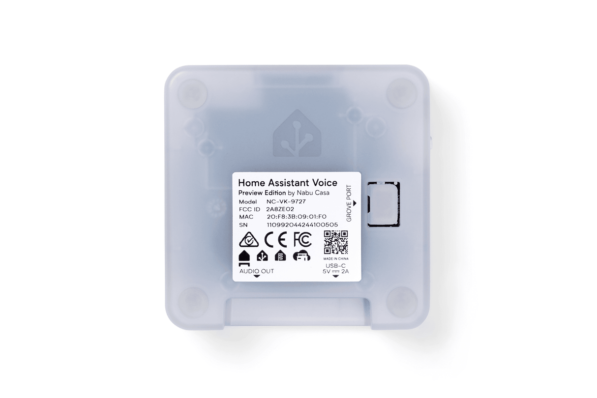 Onderkant van de Home Assistant Voice preview apparaat, sticker met apparaat gegevens is zichtbaar.