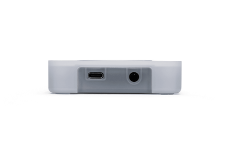 Achterzijde van de Home Assistant Voice preview met de USB-C poort en Jack plug input zichtbaar.