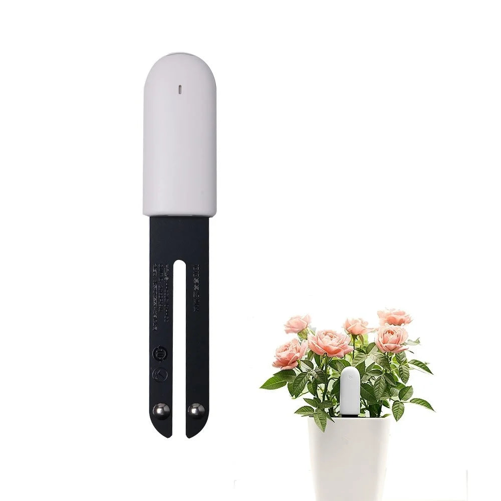 Xiaomi plantsensor met op de achtergrond een bloem in pot met sensor
